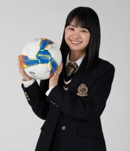月島琉衣とサッカーボール